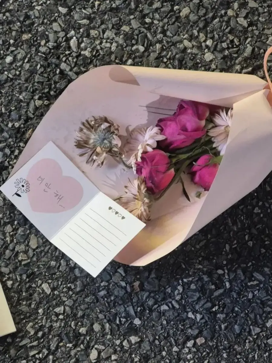 사연 많아 보이는 꽃다발 (2)