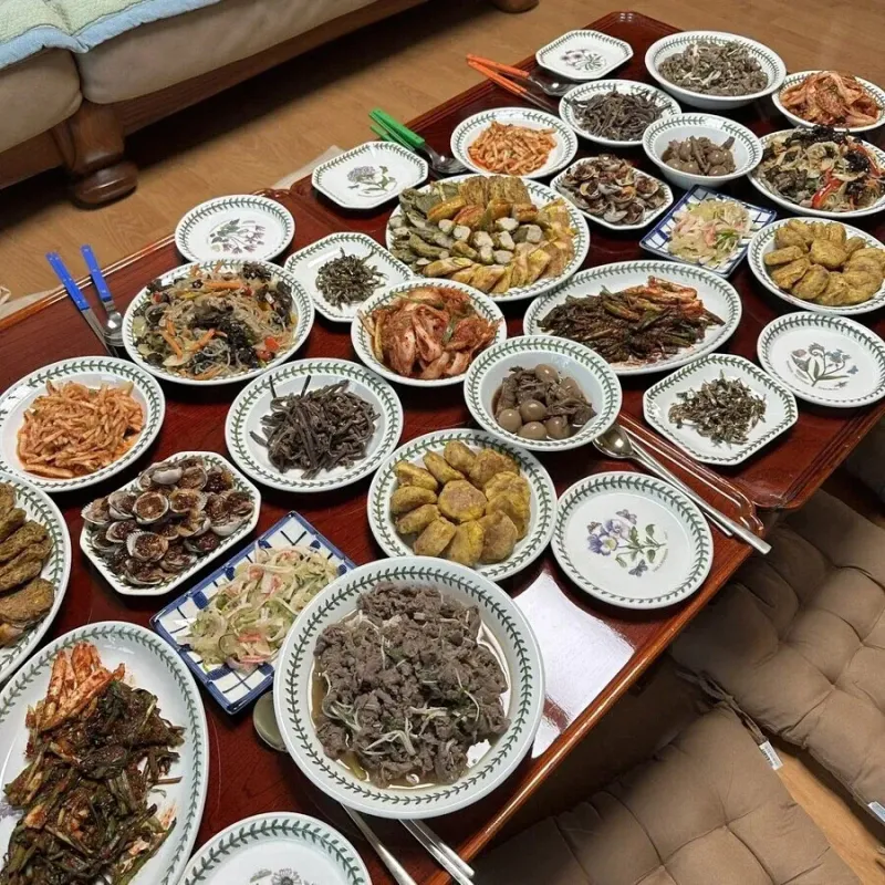 차린건 없지만 많이 드세요 (3)