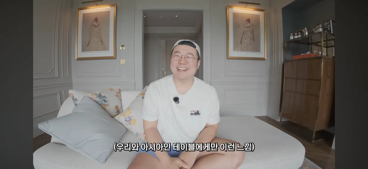 영국 초고가 호텔에서 인종차별 당한 여행유튜버 (51)