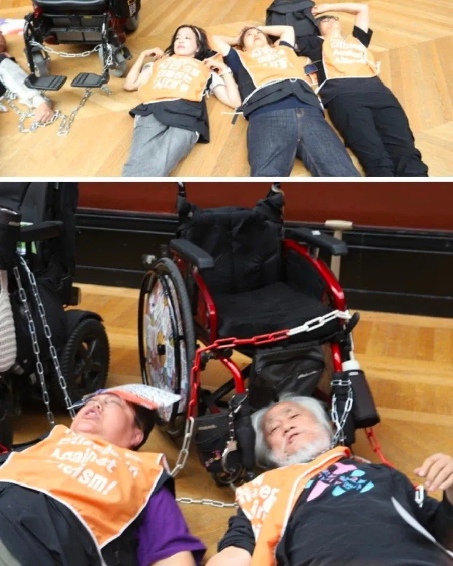 국제 망신 전장연, 파리 루브르 박물관에서 시위 (3)