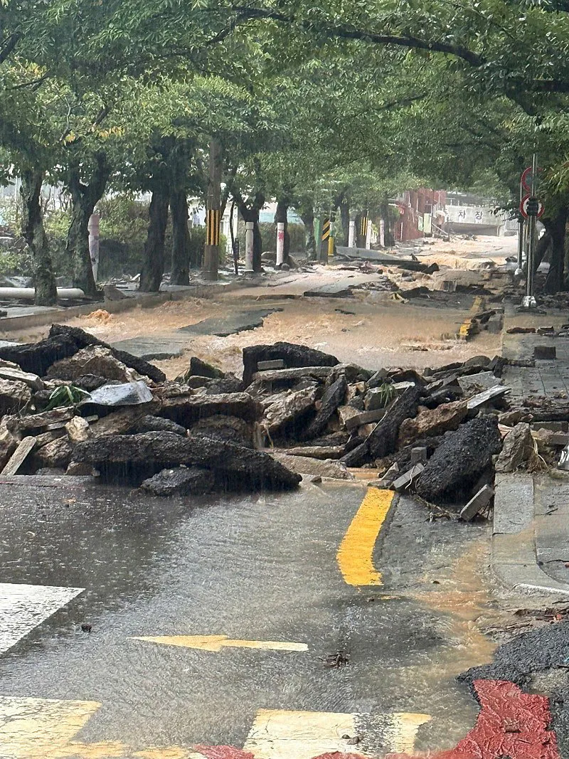 폭우로 도로가 무너진 통영 (3)