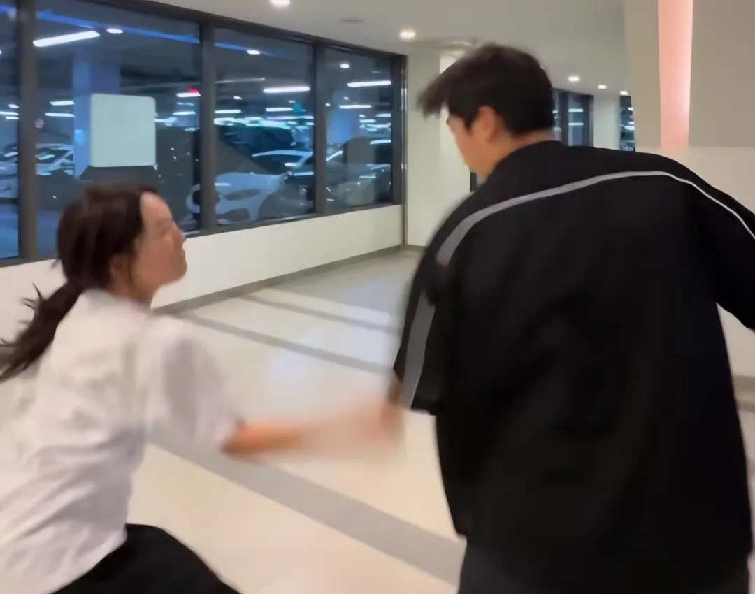 어릴 때는 누나 손 잡고 잘 다녔으면서 (10)