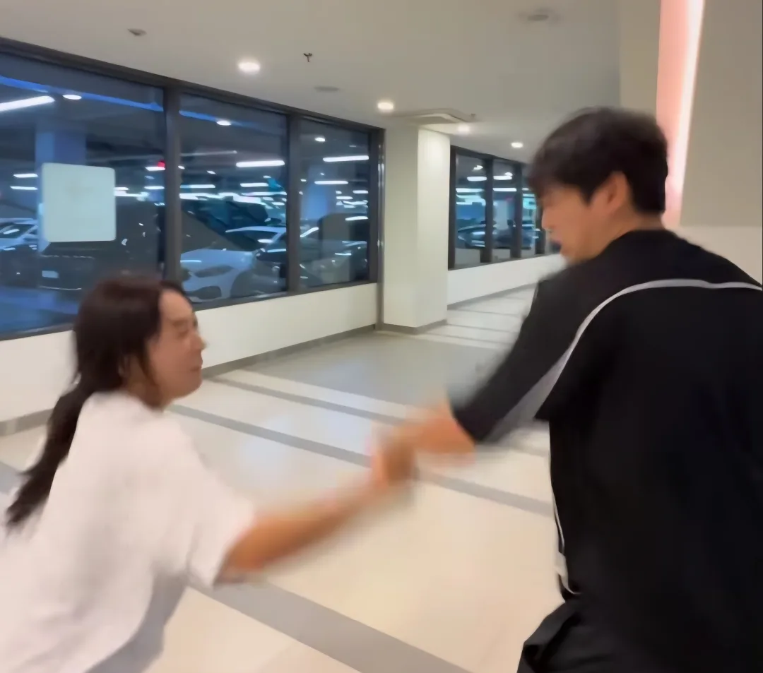 어릴 때는 누나 손 잡고 잘 다녔으면서 (11)
