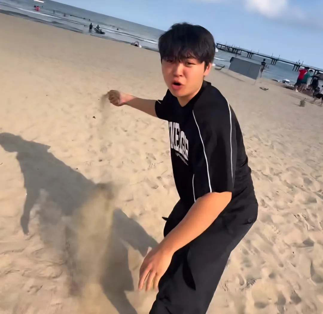 어릴 때는 누나 손 잡고 잘 다녔으면서 (16)