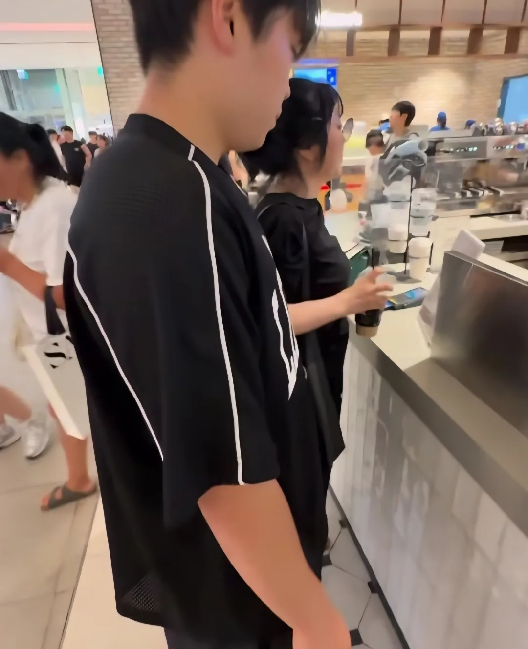 어릴 때는 누나 손 잡고 잘 다녔으면서 (4)