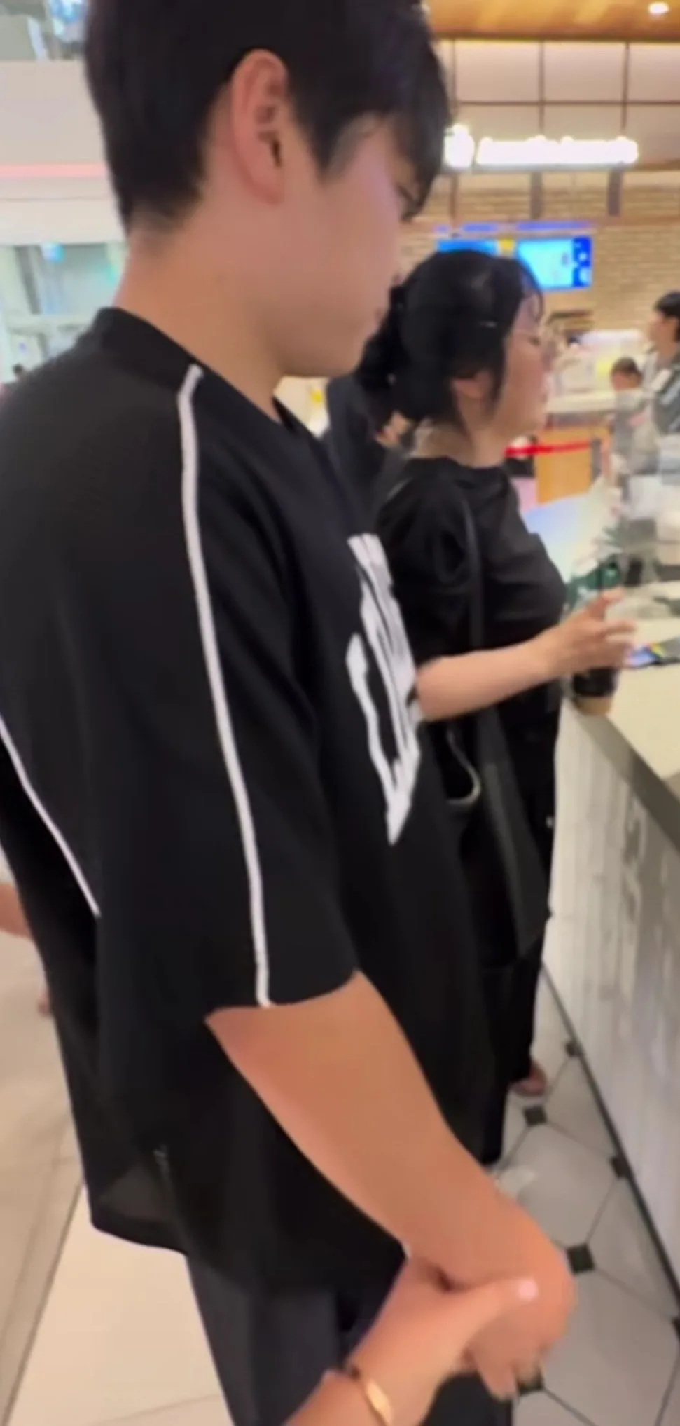 어릴 때는 누나 손 잡고 잘 다녔으면서 (5)