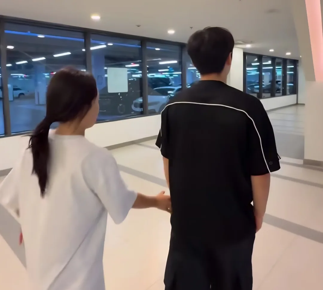 어릴 때는 누나 손 잡고 잘 다녔으면서 (8)