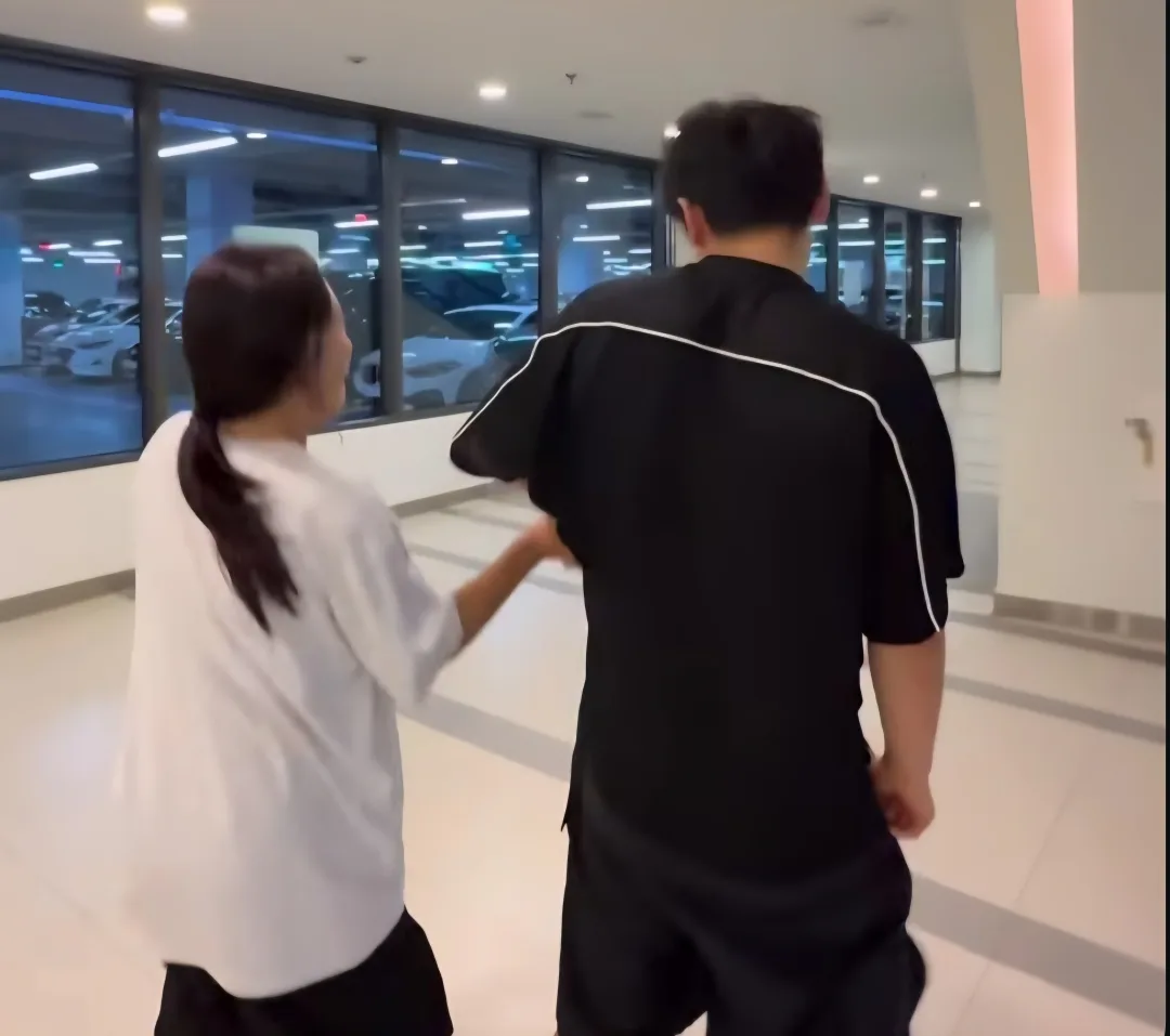 어릴 때는 누나 손 잡고 잘 다녔으면서 (9)