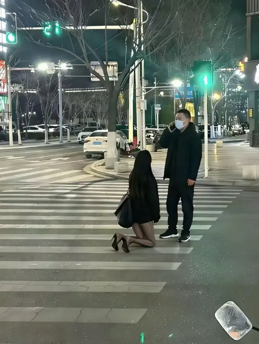 도로 한복판에서 무릎꿇은 여자 (2)