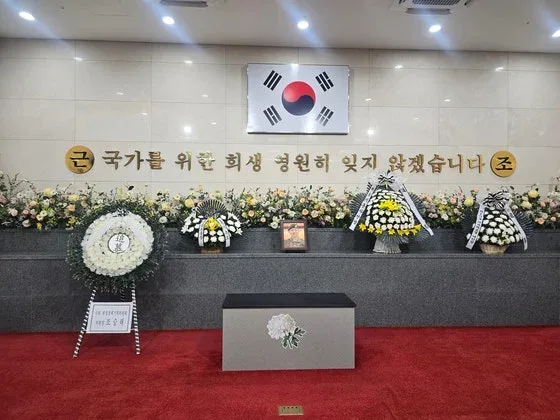 "다음에도 꼭, 엄마 아들 하자"…눈물의 '폭염 병사 사망' 추모식 (2)