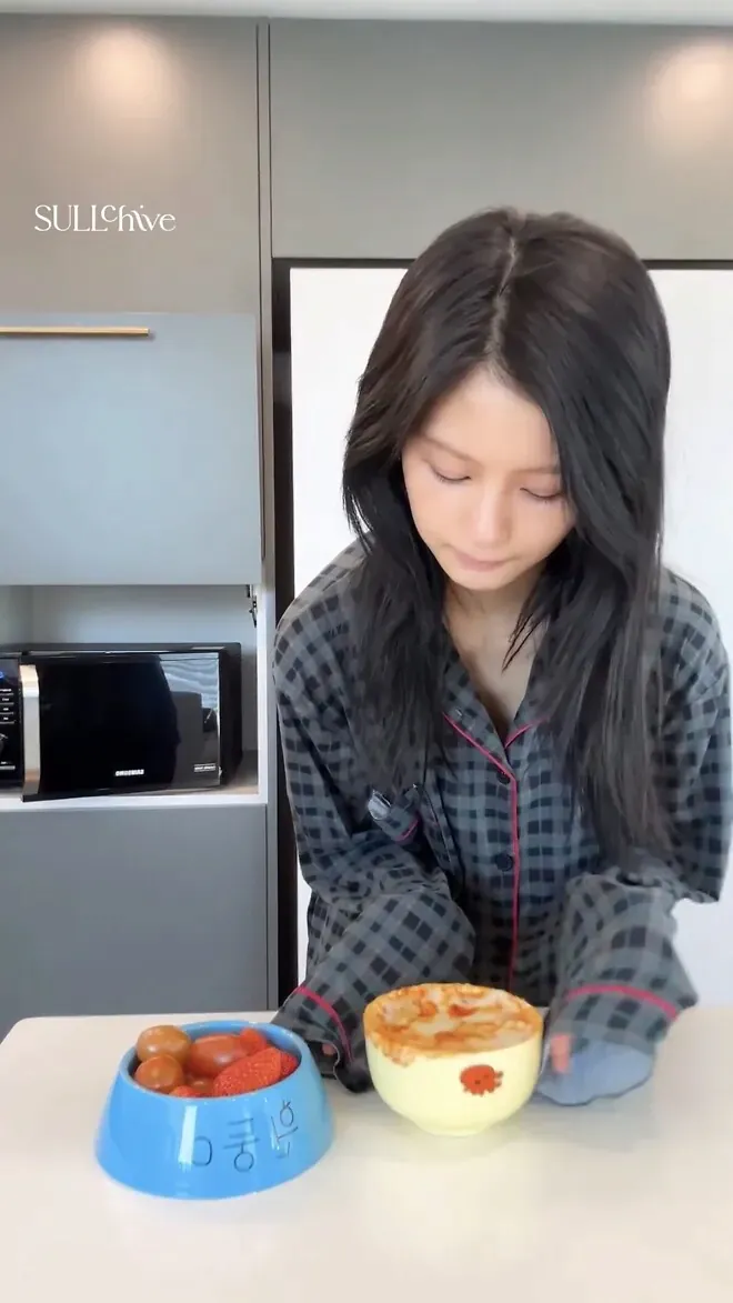 쌩얼 공개한 설윤.mp4 (3)