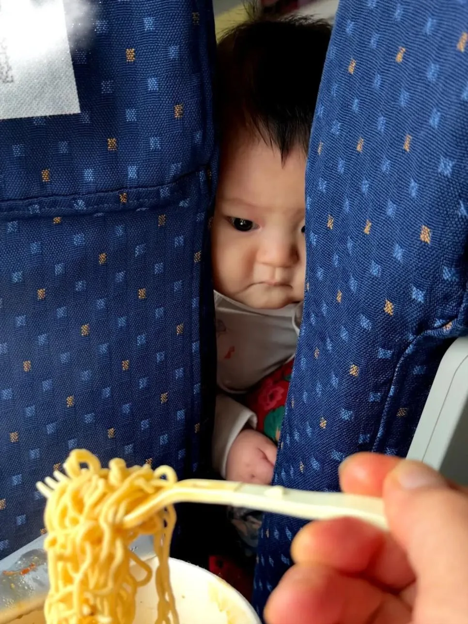기차에서 라면 먹는데 아기가 쳐다봄.jpg (2)