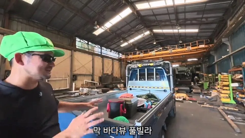 공장에서 트럭에 물받아놓고 워터파크 즐기는 직원들 (10)