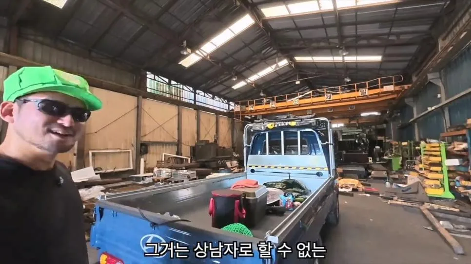 공장에서 트럭에 물받아놓고 워터파크 즐기는 직원들 (11)
