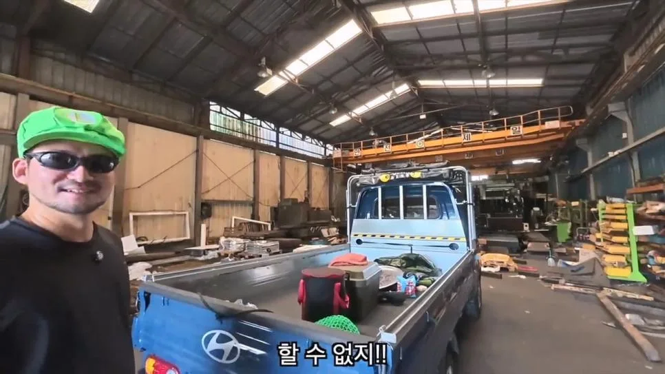 공장에서 트럭에 물받아놓고 워터파크 즐기는 직원들 (12)