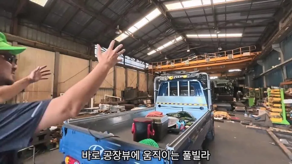 공장에서 트럭에 물받아놓고 워터파크 즐기는 직원들 (13)