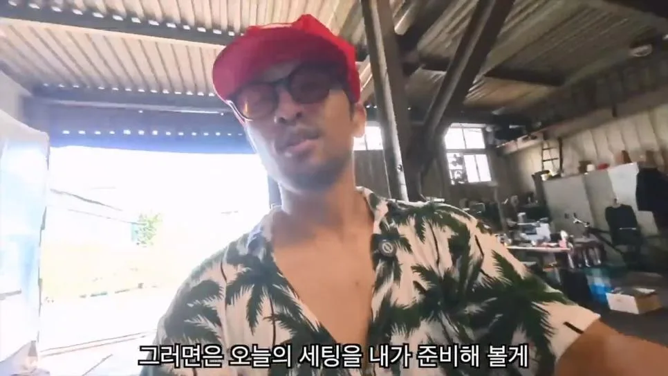 공장에서 트럭에 물받아놓고 워터파크 즐기는 직원들 (14)