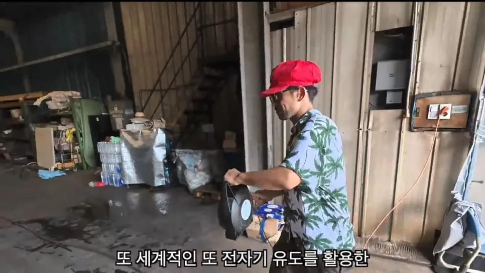 공장에서 트럭에 물받아놓고 워터파크 즐기는 직원들 (15)