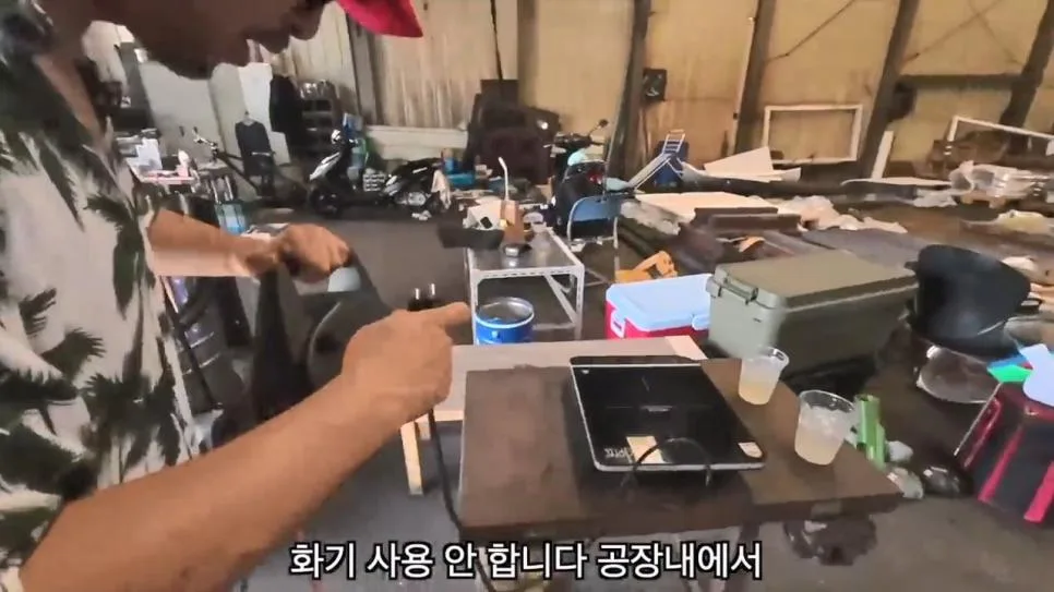 공장에서 트럭에 물받아놓고 워터파크 즐기는 직원들 (16)