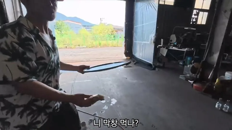 공장에서 트럭에 물받아놓고 워터파크 즐기는 직원들 (17)