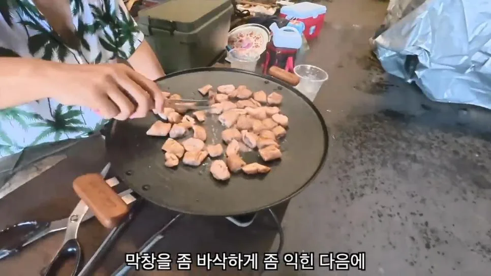 공장에서 트럭에 물받아놓고 워터파크 즐기는 직원들 (18)