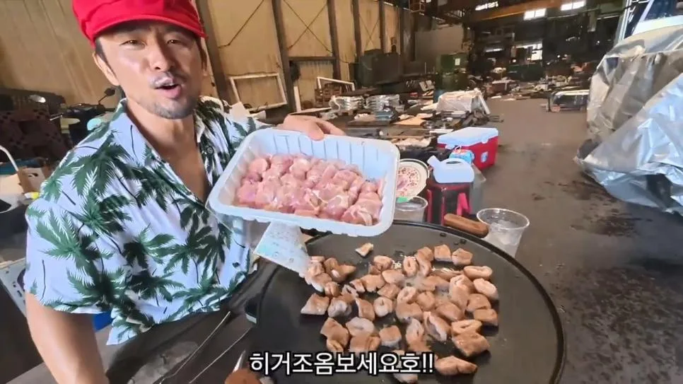 공장에서 트럭에 물받아놓고 워터파크 즐기는 직원들 (19)