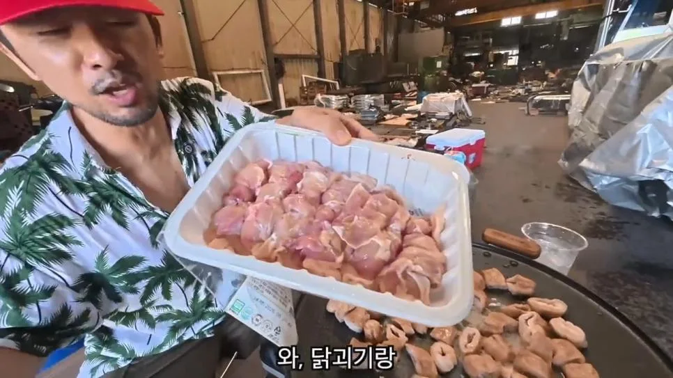 공장에서 트럭에 물받아놓고 워터파크 즐기는 직원들 (20)