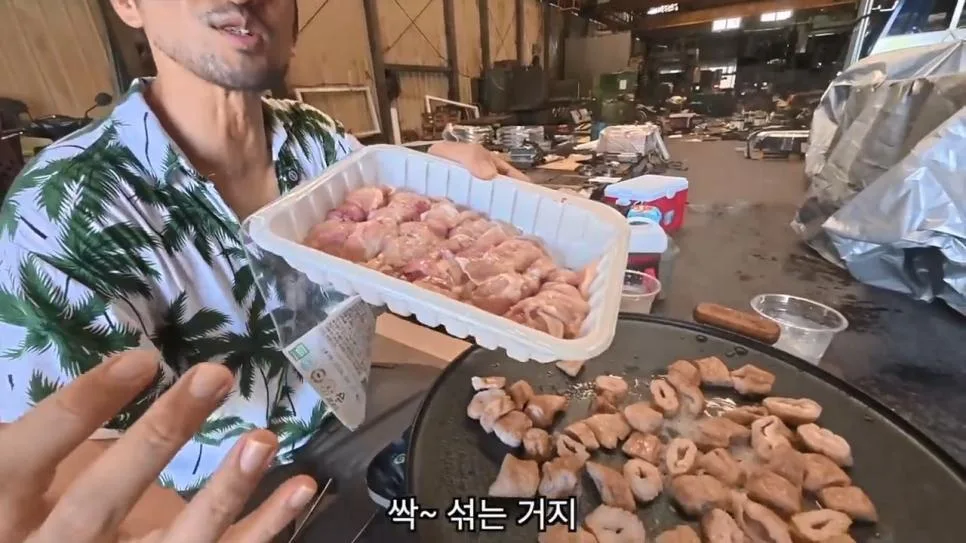공장에서 트럭에 물받아놓고 워터파크 즐기는 직원들 (21)