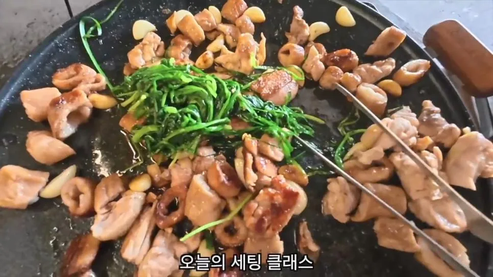 공장에서 트럭에 물받아놓고 워터파크 즐기는 직원들 (23)