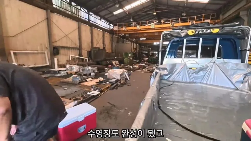 공장에서 트럭에 물받아놓고 워터파크 즐기는 직원들 (24)
