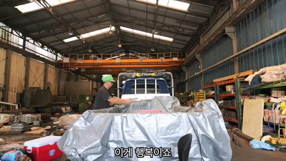 공장에서 트럭에 물받아놓고 워터파크 즐기는 직원들 (25)