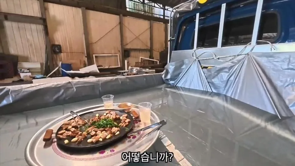 공장에서 트럭에 물받아놓고 워터파크 즐기는 직원들 (26)
