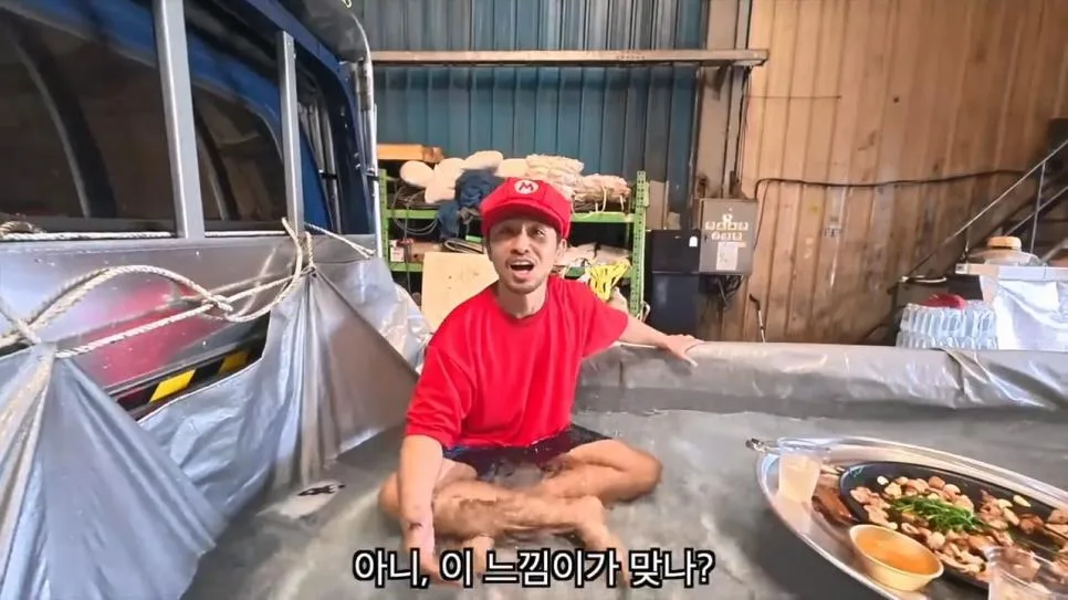 공장에서 트럭에 물받아놓고 워터파크 즐기는 직원들 (27)