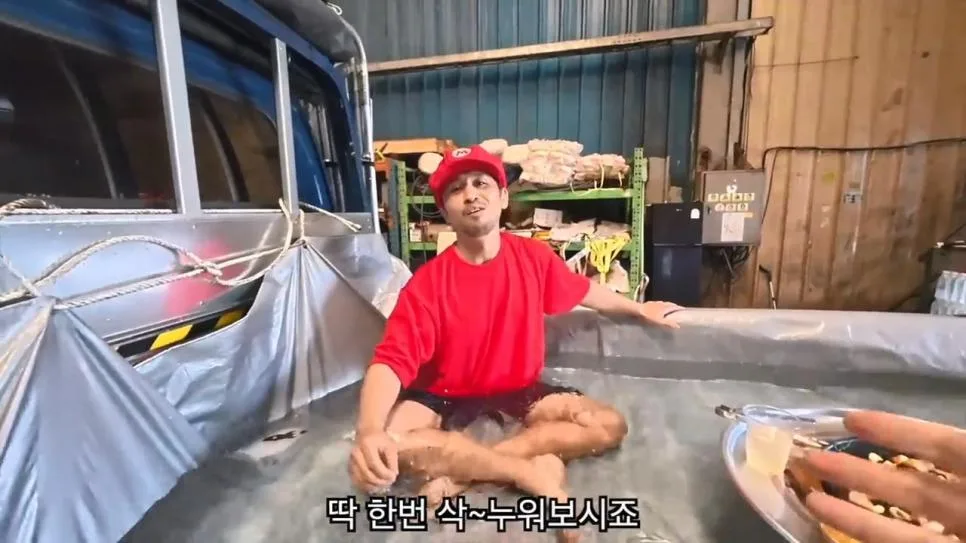 공장에서 트럭에 물받아놓고 워터파크 즐기는 직원들 (28)