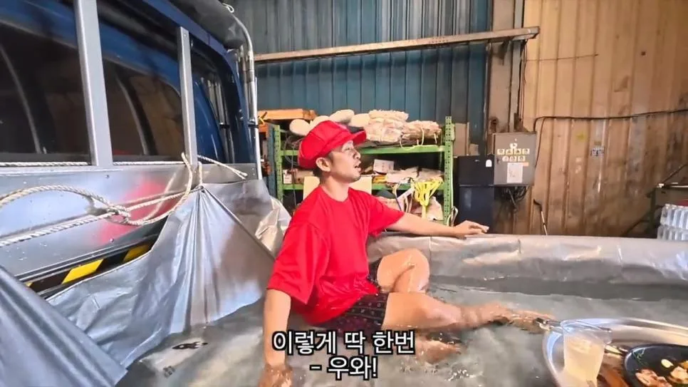 공장에서 트럭에 물받아놓고 워터파크 즐기는 직원들 (29)