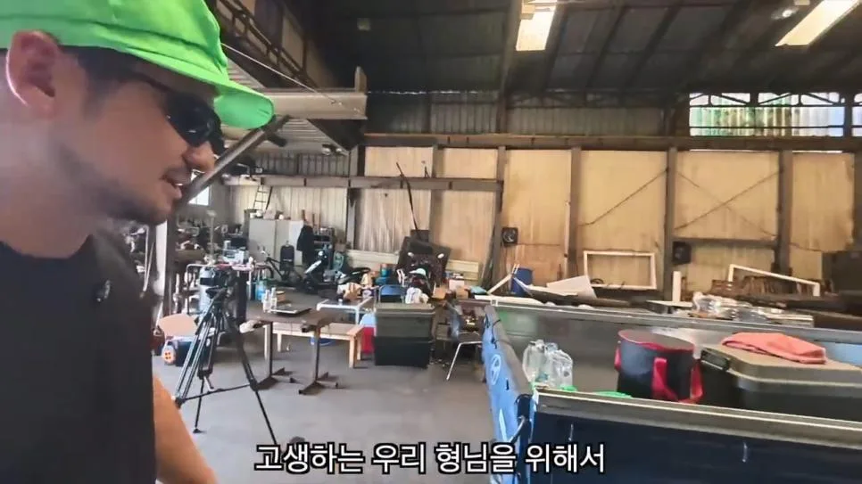 공장에서 트럭에 물받아놓고 워터파크 즐기는 직원들 (2)