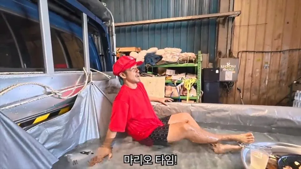 공장에서 트럭에 물받아놓고 워터파크 즐기는 직원들 (30)