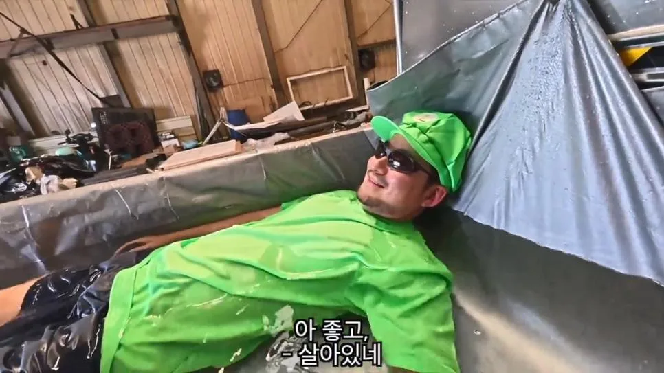 공장에서 트럭에 물받아놓고 워터파크 즐기는 직원들 (31)