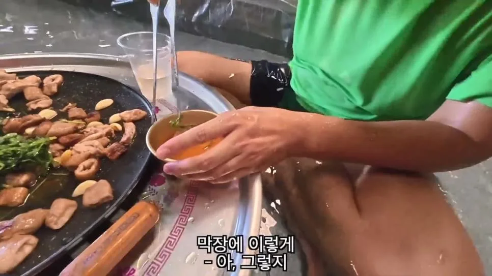 공장에서 트럭에 물받아놓고 워터파크 즐기는 직원들 (33)