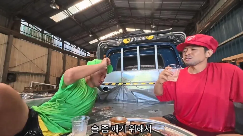 공장에서 트럭에 물받아놓고 워터파크 즐기는 직원들 (37)