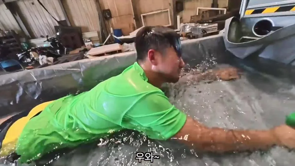 공장에서 트럭에 물받아놓고 워터파크 즐기는 직원들 (39)