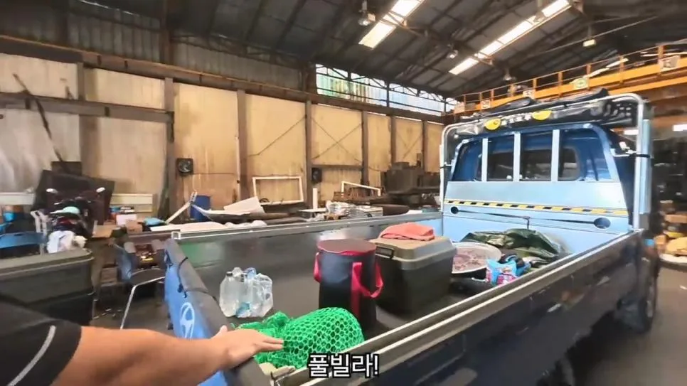 공장에서 트럭에 물받아놓고 워터파크 즐기는 직원들 (3)