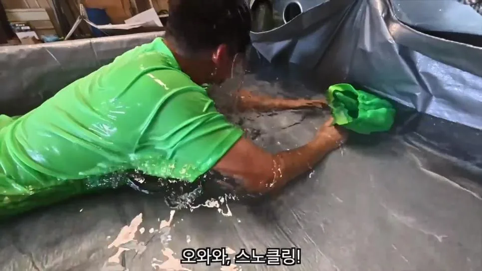 공장에서 트럭에 물받아놓고 워터파크 즐기는 직원들 (41)