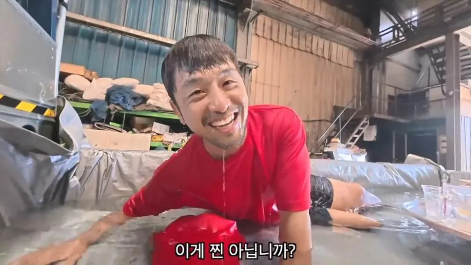 공장에서 트럭에 물받아놓고 워터파크 즐기는 직원들 (42)
