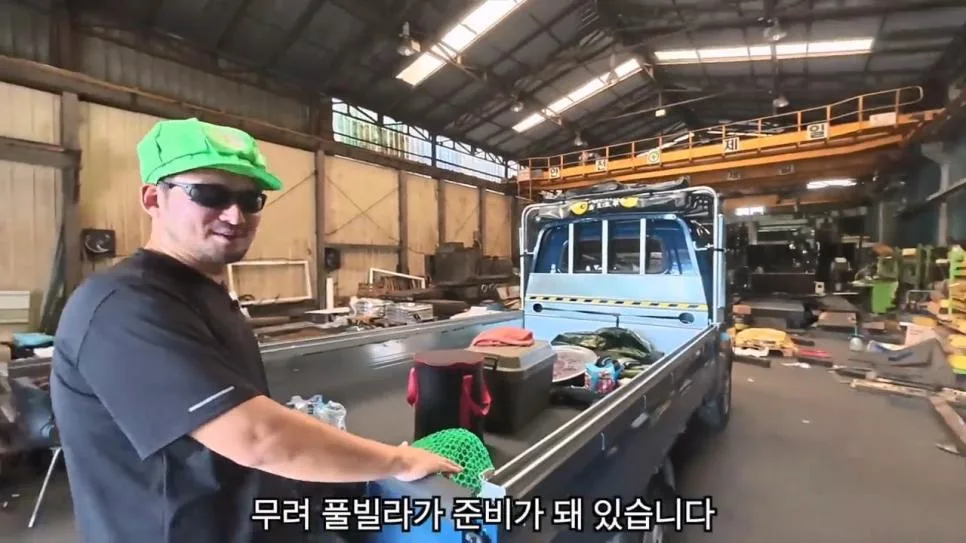 공장에서 트럭에 물받아놓고 워터파크 즐기는 직원들 (4)