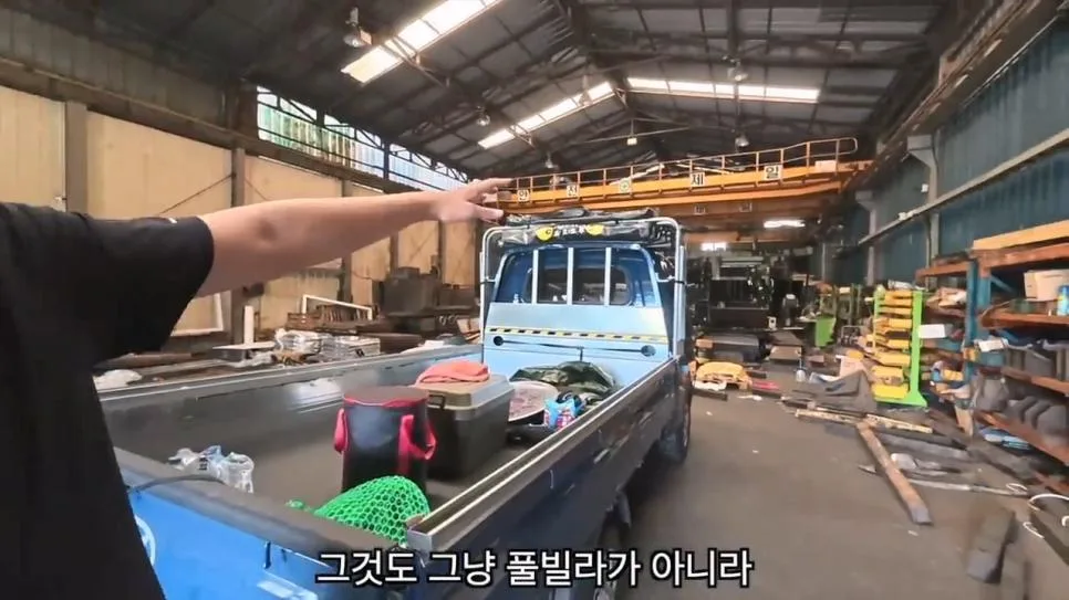 공장에서 트럭에 물받아놓고 워터파크 즐기는 직원들 (5)