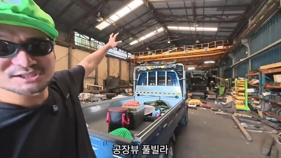 공장에서 트럭에 물받아놓고 워터파크 즐기는 직원들 (6)
