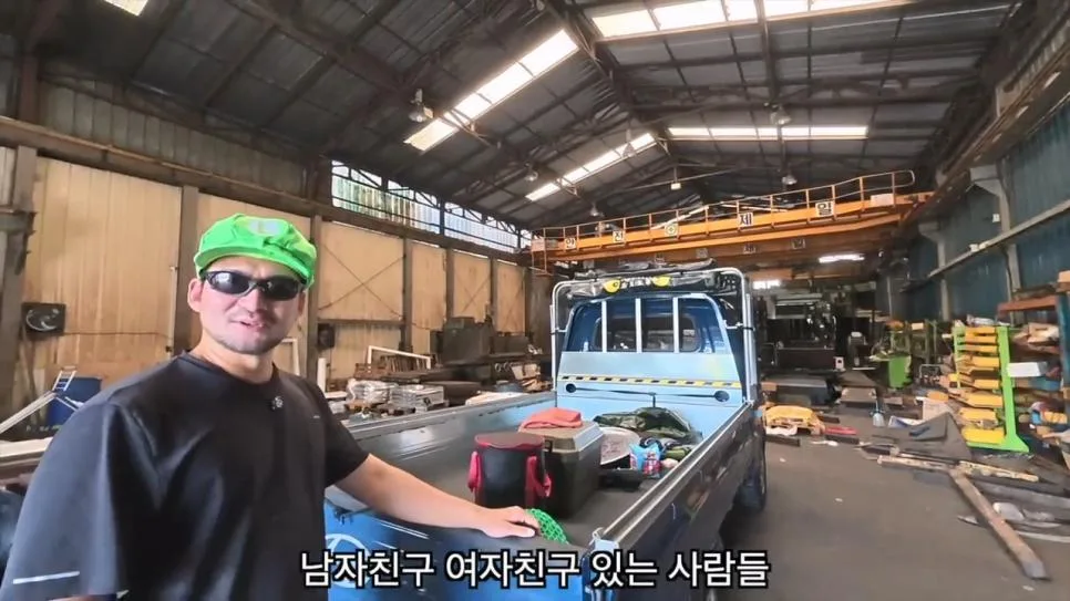 공장에서 트럭에 물받아놓고 워터파크 즐기는 직원들 (7)