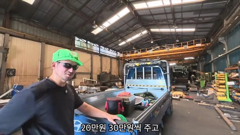 공장에서 트럭에 물받아놓고 워터파크 즐기는 직원들 (8)
