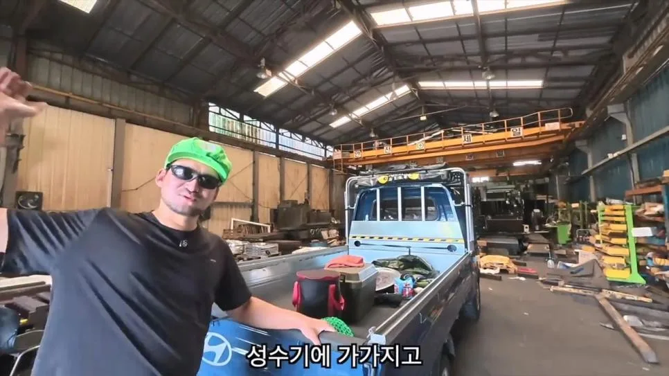 공장에서 트럭에 물받아놓고 워터파크 즐기는 직원들 (9)